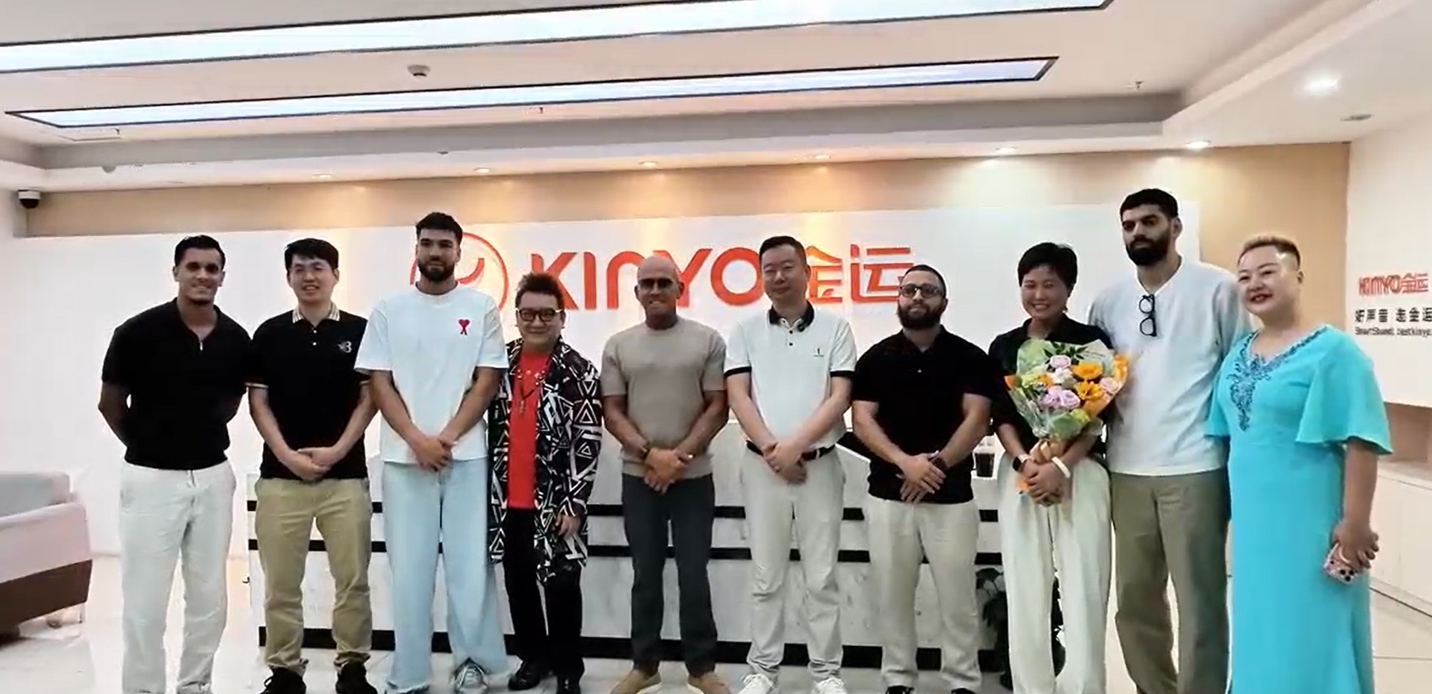 合影.png
