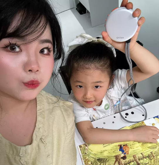 家长陪孩子使用金运T1进行语言练习