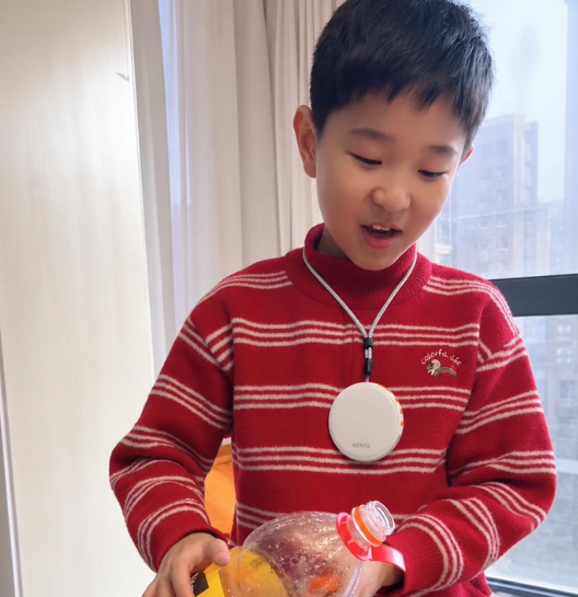 孩子佩戴金运T1描述日常物品